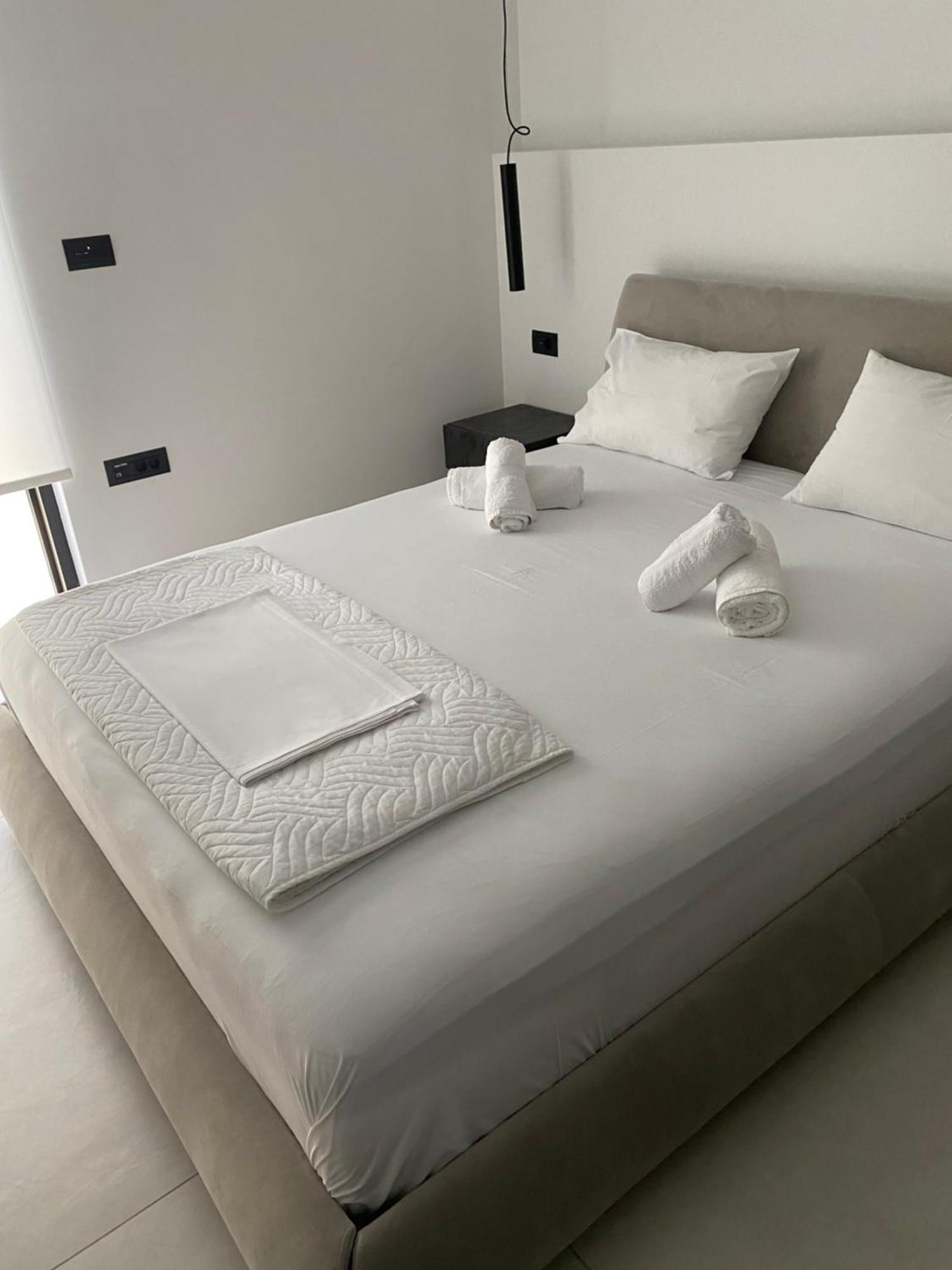 White And Black Aegina Exterior foto